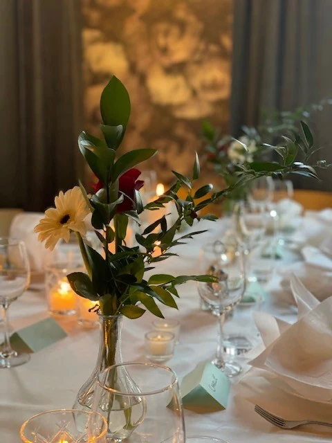 Blomsterdekorasjon på bordet